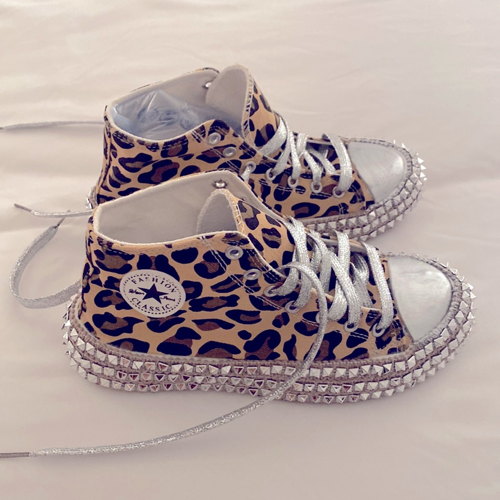 SUPER CUTE fashion classics sneakers 6.5 - Leopard and Silver laces Detail- New